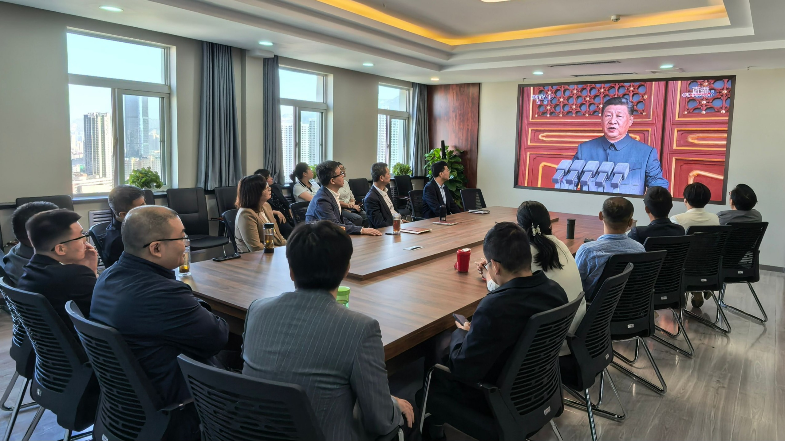 公司组织师生代表集中观看纪念中国人民抗日战争暨世界反法西斯战争胜利80周年大会直播