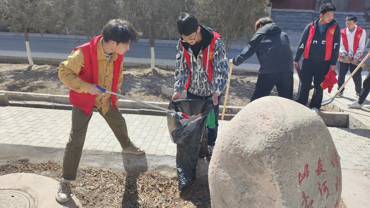 新​公司组织开展“弘扬雷锋精神，汇聚志愿力量”生态环保活动