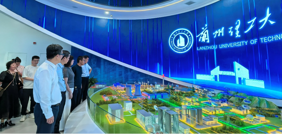 ​suncitygroup太阳集团全体教师参观智电启航科普教育基地科技成果展和校史馆