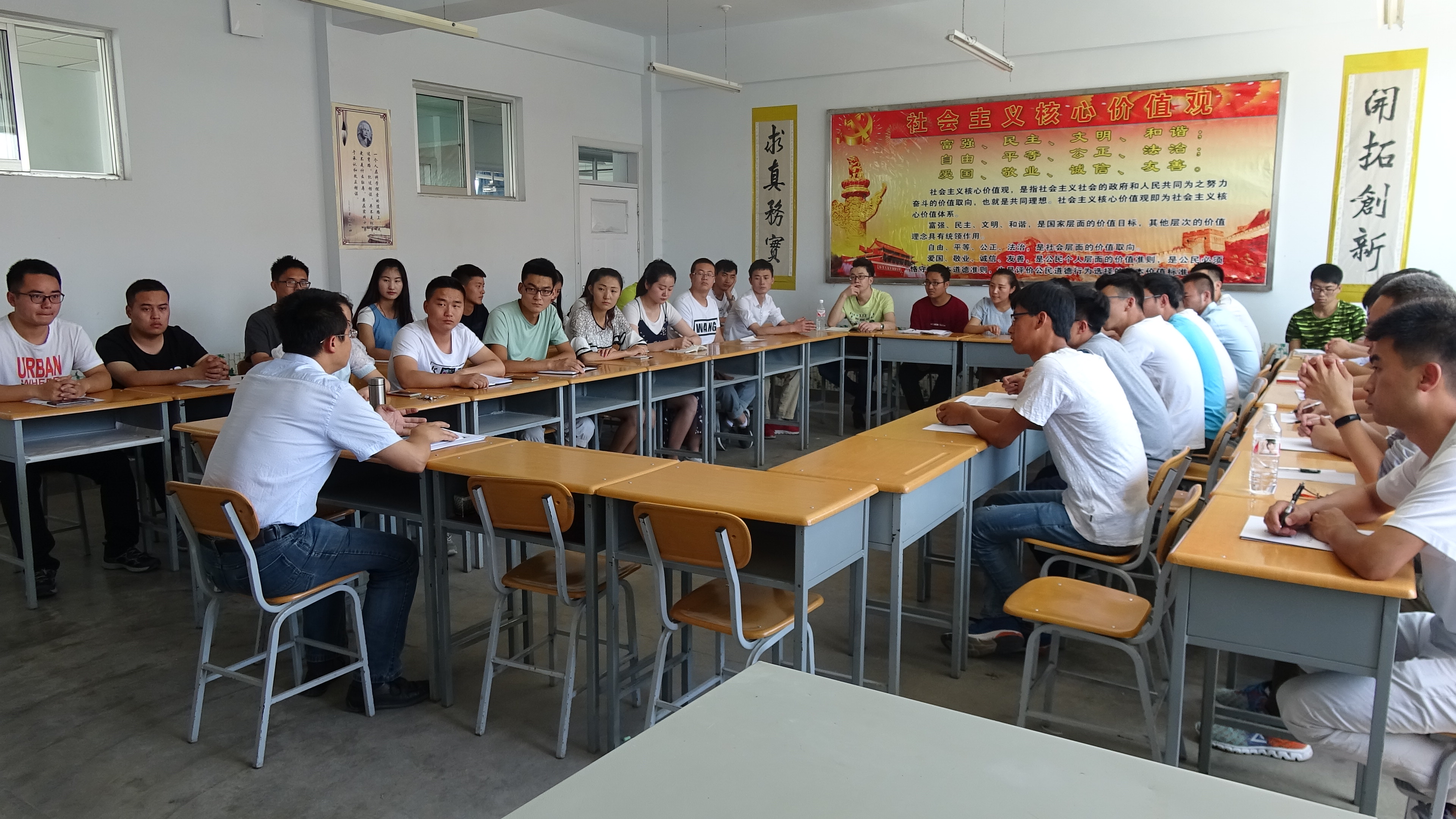 新公司召开2017届毕业生座谈会 新公司召开2017届毕业生座谈会