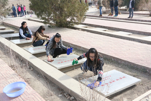 “缅怀革命先烈,争做合格党员”清明节祭扫烈士陵园活动 “缅怀革命先烈,争做合格党员”清明节祭扫烈士陵园活动